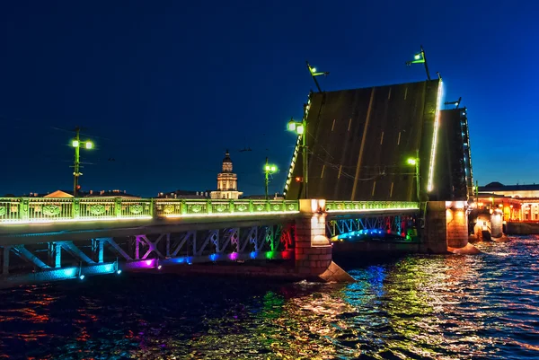 Oddzielony most pałacowy nad rzeką Neva — Zdjęcie stockowe