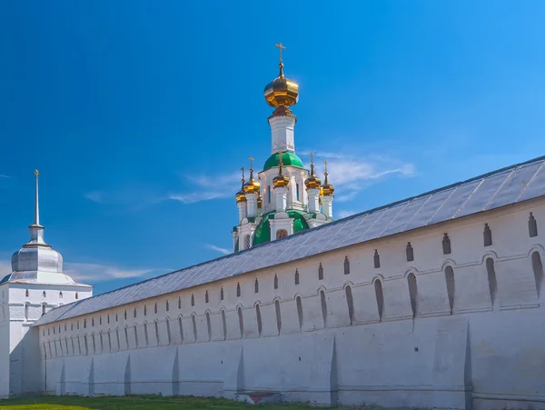 Mosteiro Ortodox branco com domesl de ouro no dia ensolarado da primavera — Fotografia de Stock