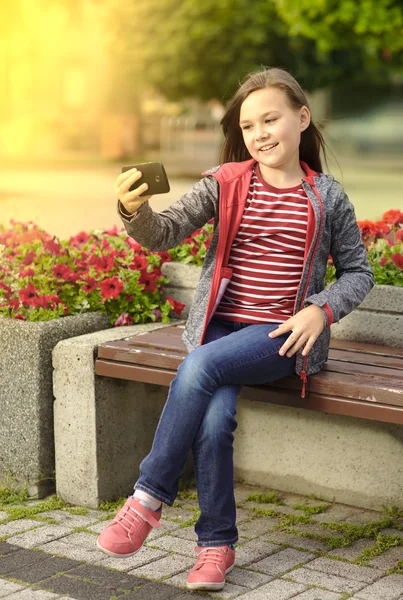 Mädchen macht Foto mit dem Handy — Stockfoto