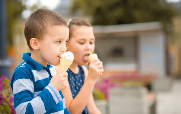 Twee kinderen zijn het eten van ijs — Stockfoto
