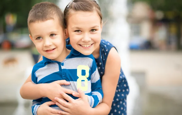 Children are playing in summer city — Stock Photo, Image