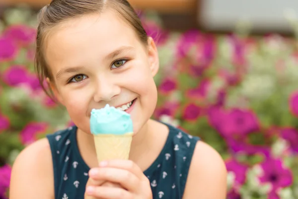 Menina está comendo sorvete no parque — Fotografia de Stock