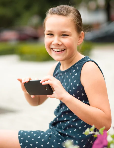 Mädchen schießt Foto mit Smartphone — Stockfoto