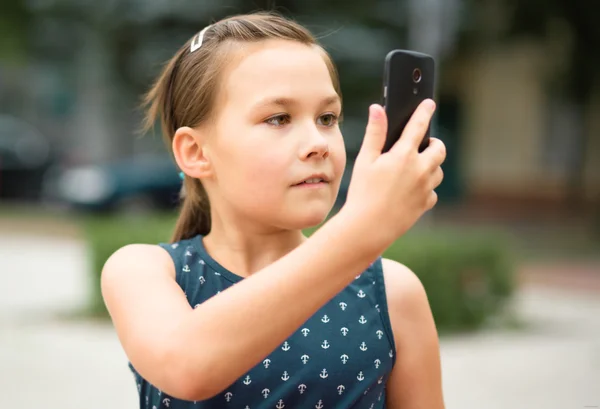 Chica está tomando fotos con el teléfono inteligente —  Fotos de Stock