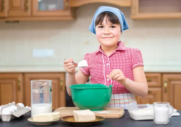 Girl is cooking in kitchen — Stock Photo, Image