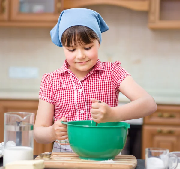 Chica está cocinando en la cocina —  Fotos de Stock