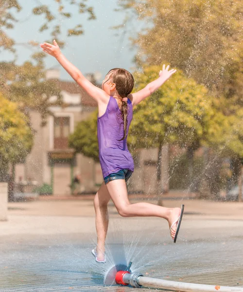 Meisje geniet van fontein met koud water — Stockfoto