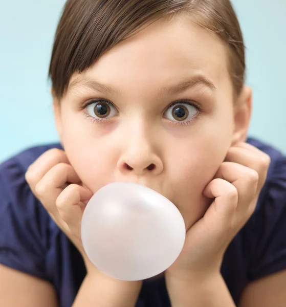 Little girl is blowing big bubble gum — Stock Photo, Image