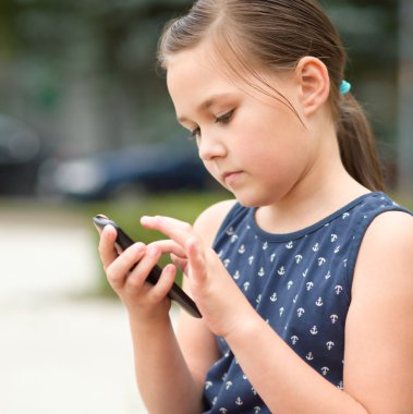 Kız akıllı telefon kullanıyor