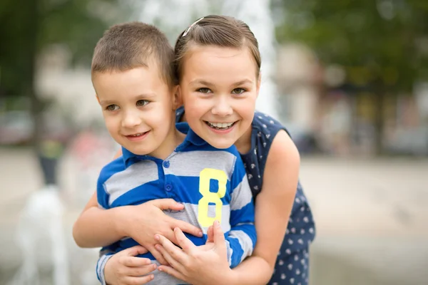 Children are playing in summer city — Stock Photo, Image