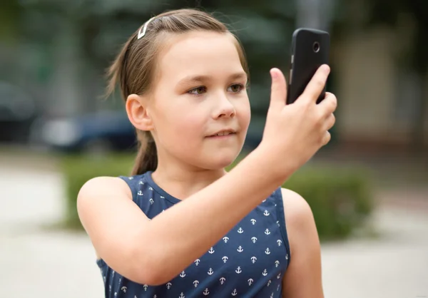 Girl is shooting photo using smartphone — Stock Photo, Image