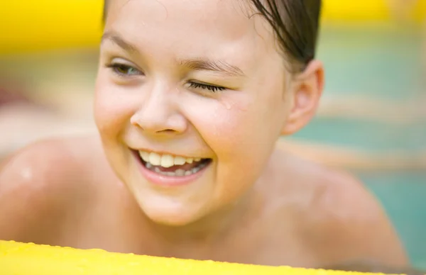 一个女孩在游泳池的特写肖像 — 图库照片