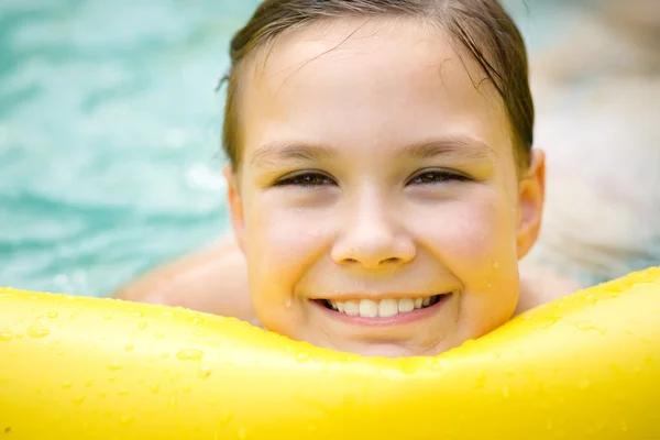 Close-up retrato de uma menina na piscina — Fotografia de Stock