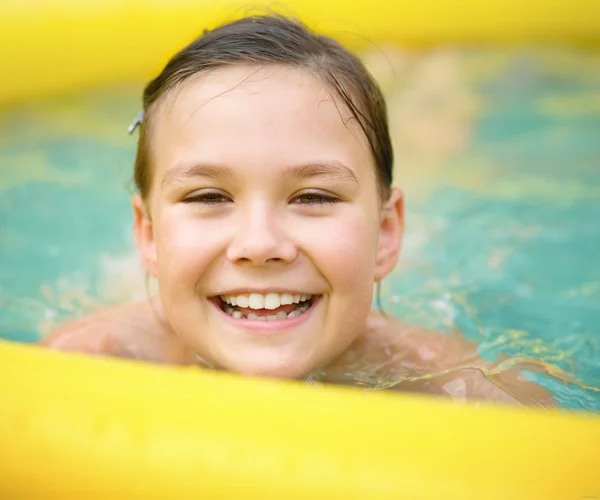 Close-up portret van een meisje in zwembad — Stockfoto
