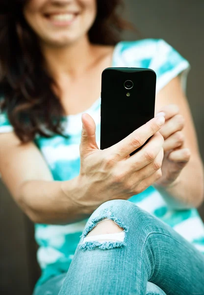 Frau benutzt ihr Smartphone — Stockfoto