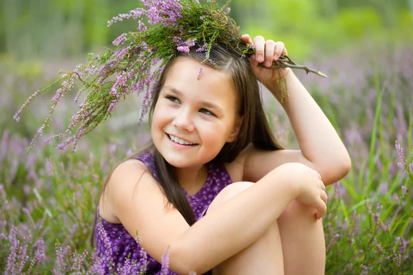 Girl in heather flowers — Stock Photo, Image