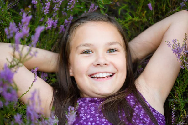 Menina em flores de urze — Fotografia de Stock