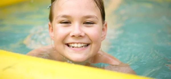 Yüzme havuzunda bir kız portresi yakın çekim — Stok fotoğraf