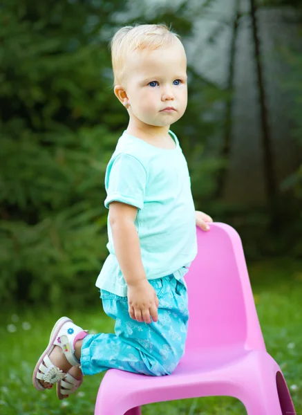 Retrato de un niño en silla Imagen de stock