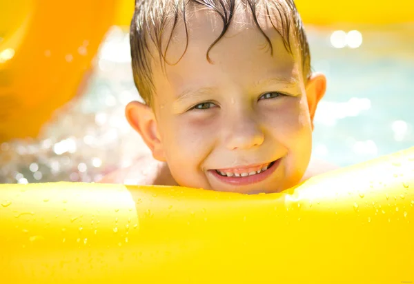 Gros plan portrait d'un garçon dans la piscine — Photo