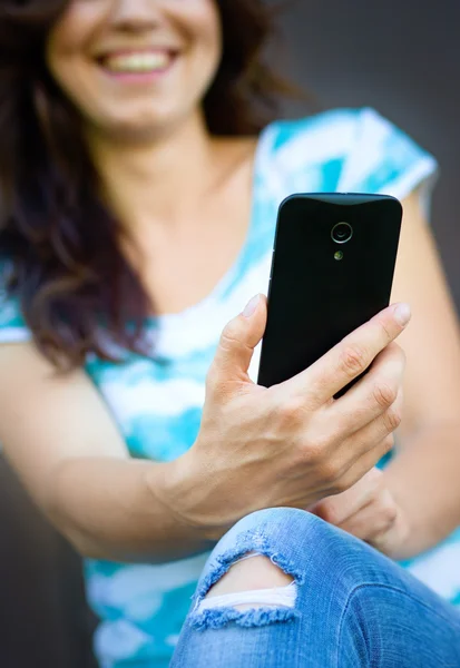 Kvinnan är med sin smartphone — Stockfoto