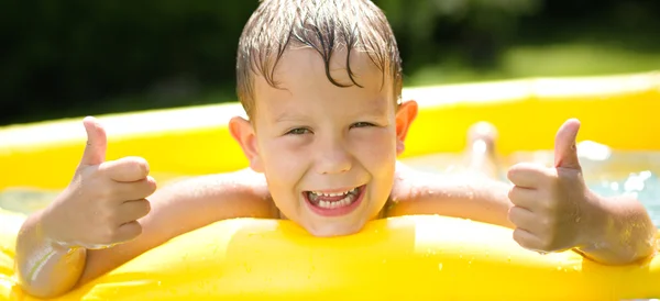 Retrato de primer plano de un niño en la piscina — Foto de Stock