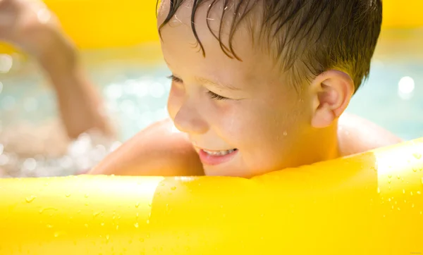 Retrato de primer plano de un niño en la piscina Imagen de stock