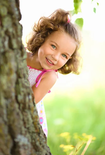 可爱的小女孩玩捉迷藏和寻求 — 图库照片
