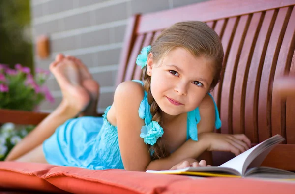 Klein meisje is het lezen van een boek — Stockfoto