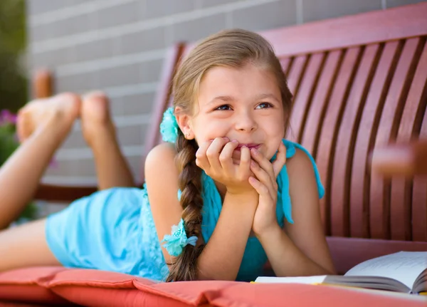 La niña está leyendo un libro. —  Fotos de Stock