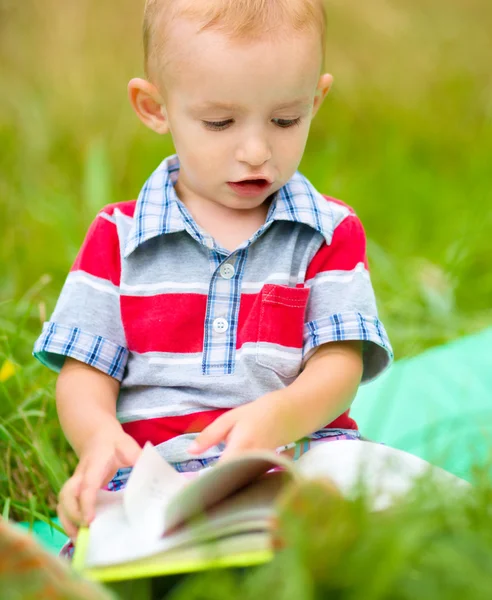 Kleine jongen is het lezen van boek — Stockfoto