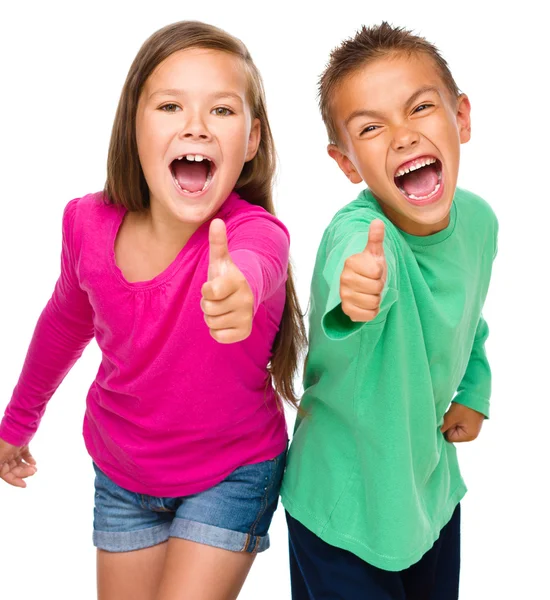 Mały chłopiec i dziewczynka pokazują kciuk znak — Zdjęcie stockowe