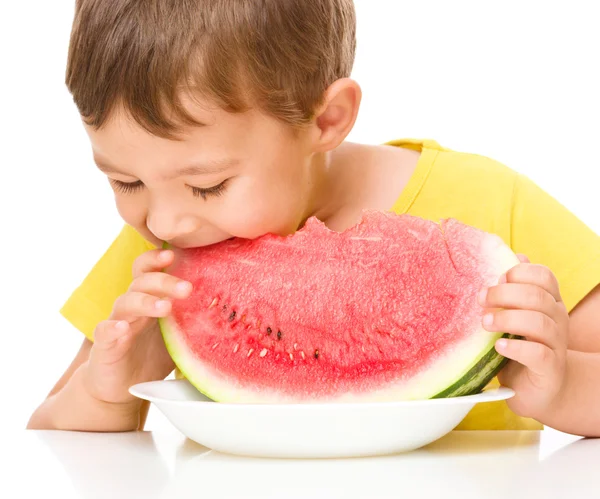 El niño está comiendo sandía. — Foto de Stock