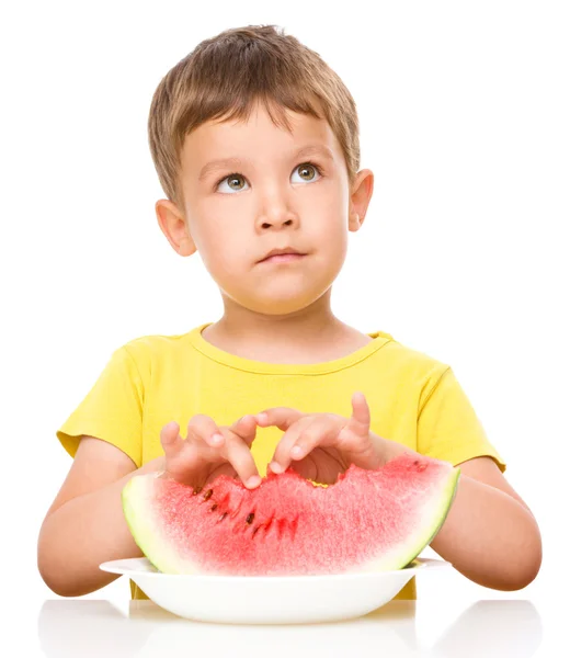 Liten pojke som äter vattenmelon — Stockfoto