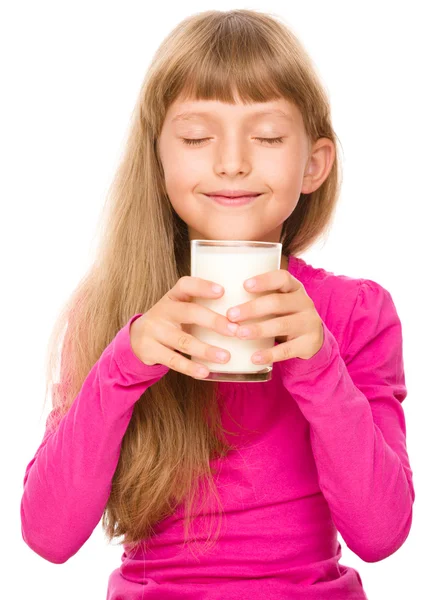 Happy little girl with a glass of milk — Stock Photo, Image