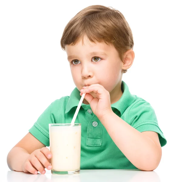 Mignon petit garçon avec un verre de lait — Photo