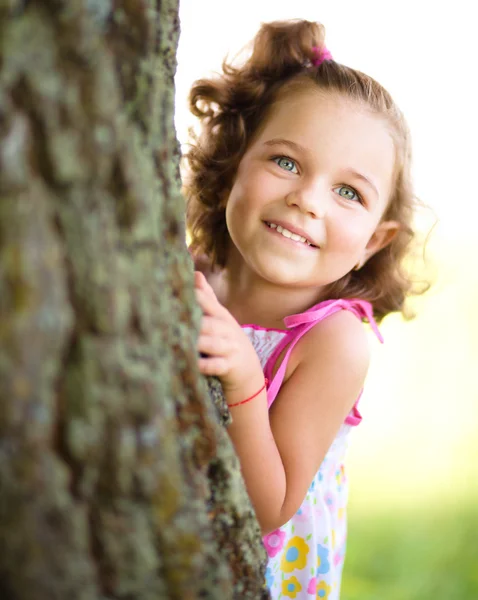 Cute dziewczynka jest gry w chowanego — Zdjęcie stockowe