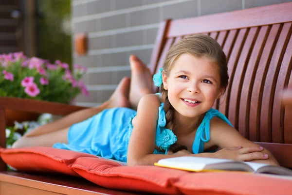 Little girl is reading a book — Stock Photo, Image