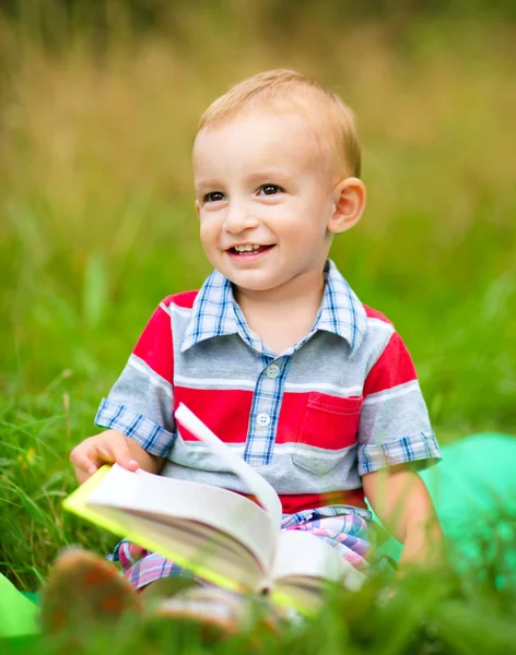 Kleiner Junge liest Buch — Stockfoto