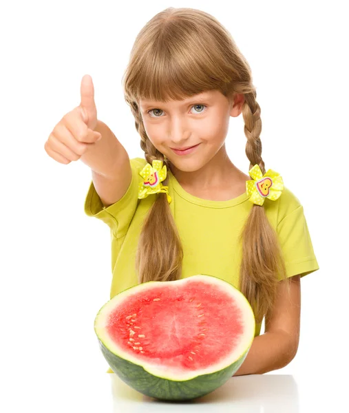 Menina está comendo melancia — Fotografia de Stock