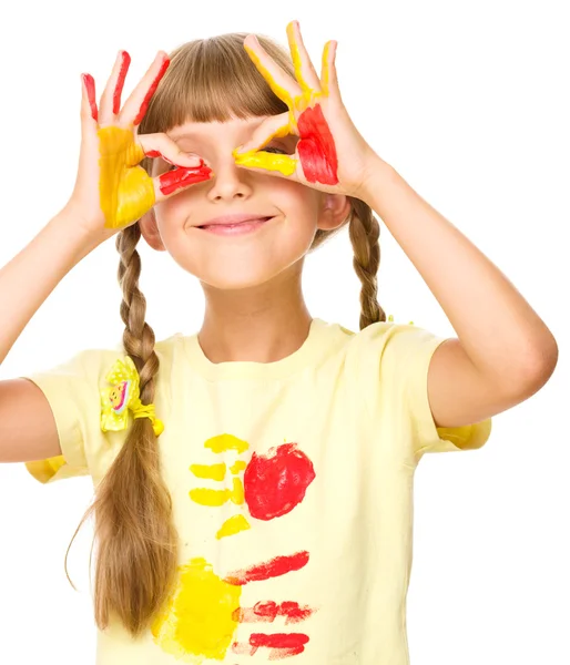 Porträt eines süßen Mädchens, das mit Farben spielt — Stockfoto