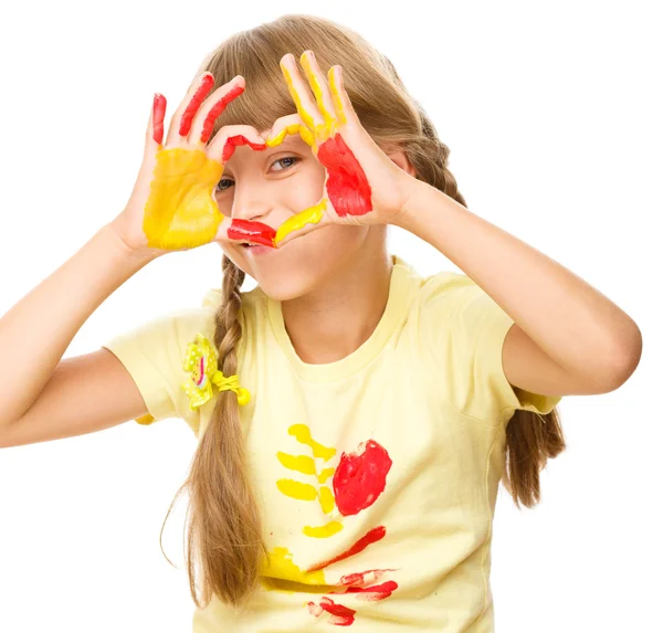 Retrato de uma menina bonita brincando com tintas — Fotografia de Stock