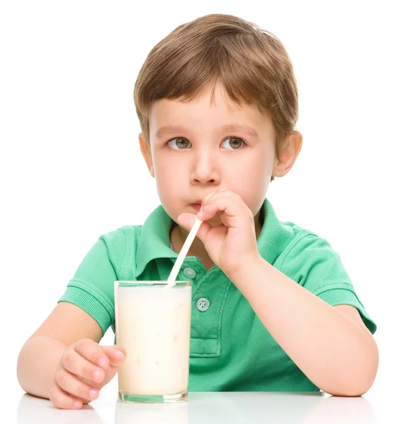 Söt liten pojke med ett glas mjölk — Stockfoto