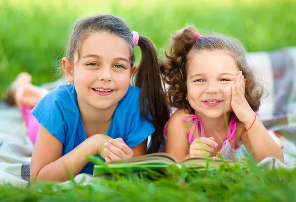 Dos niñas están leyendo un libro. — Foto de Stock