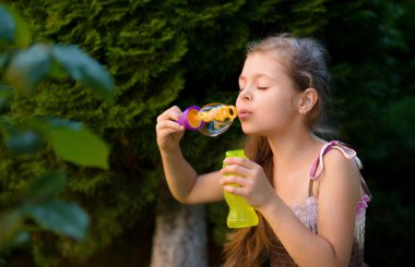 küçük kız bir sabun köpüğü üfleme