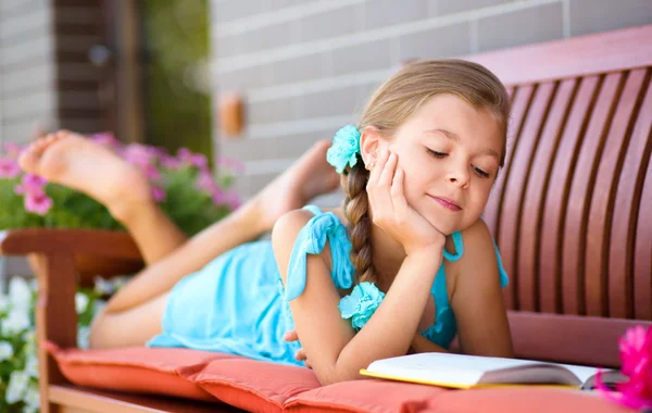 Little girl is reading a book — Stock Photo, Image