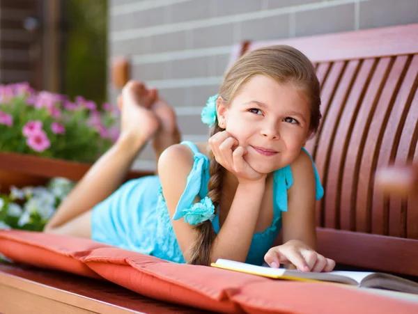 La bambina sta leggendo un libro — Foto Stock