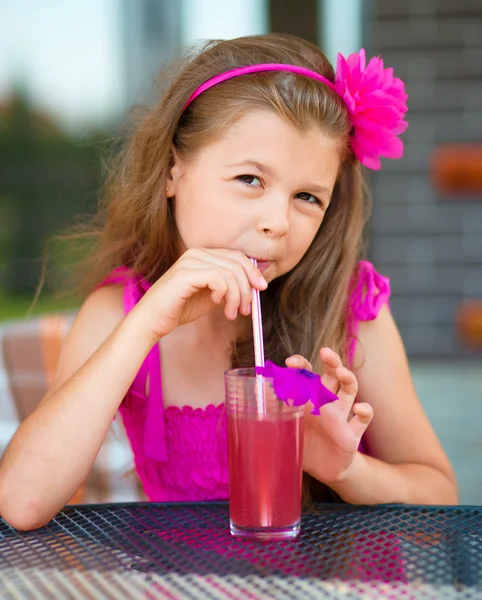 小さな女の子は、チェリー ジュースを飲んでいます。 — ストック写真