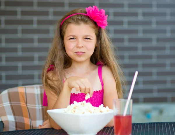 La bambina sta bevendo succo di ciliegia — Foto Stock