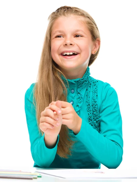 Niña está dibujando con lápices — Foto de Stock